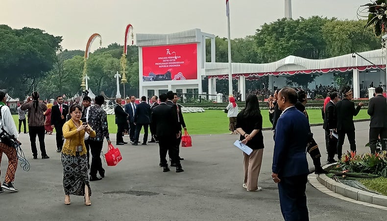 Masyarakat Mulai Padati Istana Merdeka Jakarta jelang Upacara HUT ke-79 RI 