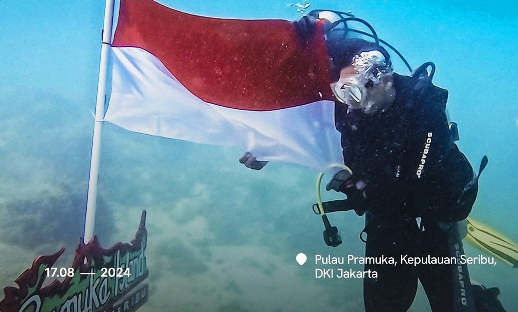 Sandiaga Uno Kibarkan Bendera Merah Putih di Dasar Laut Pulau Pramuka: Tugas Sudah Saya Laksanakan