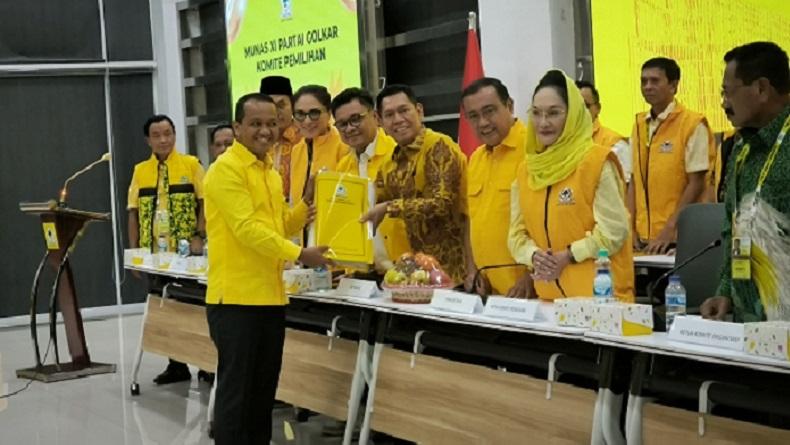 Bahlil Serahkan Berkas Pencalonan, Resmi Daftar Caketum Partai Golkar