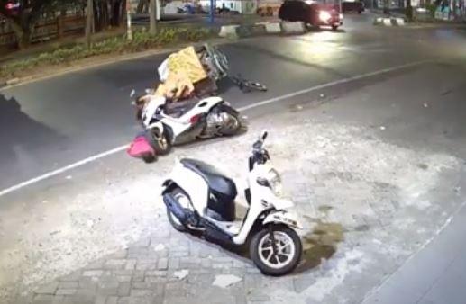 Pemotor Viral Tabrak Pemulung di Makassar Ditangkap, Ngaku Mabuk sambil Main HP