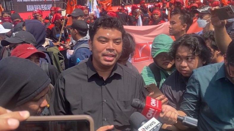 Ananta Rispo dan Komika Lain Hadiri Aksi di Depan Gedung DPR bersama Buruh dan Mahasiswa: Ngawal Putusan MK    