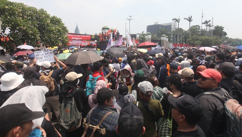 Demo Tolak Revisi UU Pilkada Memanas, Massa Lempari Gedung DPR Pakai Botol Minuman