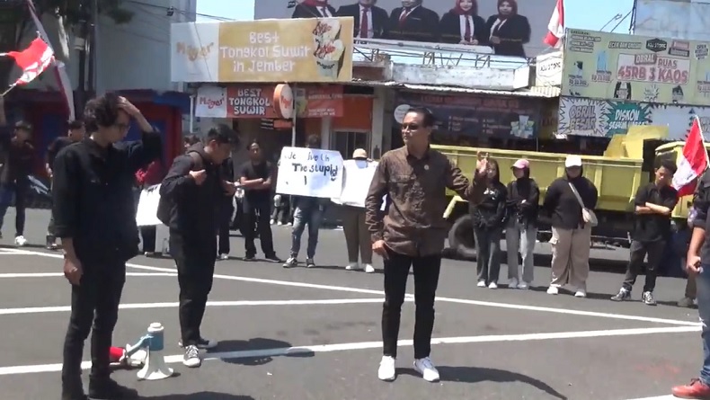 Di Depan Demonstran, Anggota DPRD Jember: Sadarkan Rakyat Negara Kondisi Darurat