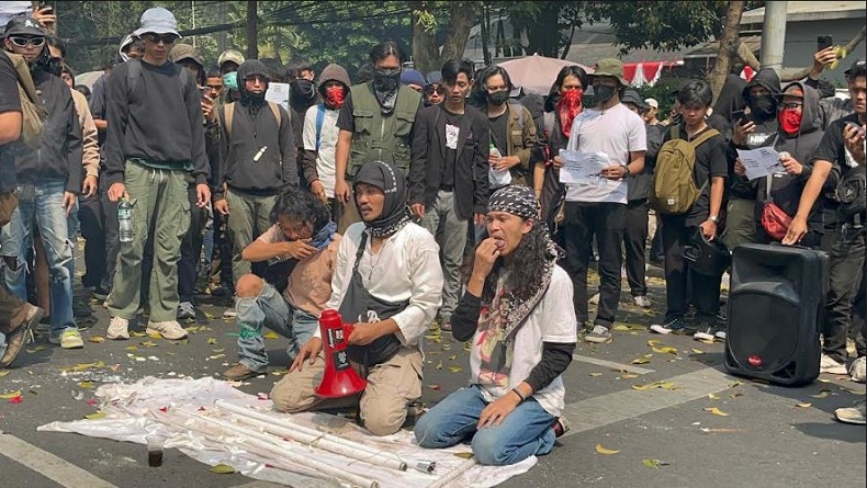 Demo Mahasiswa di Bandung Tolak Revisi UU Pilkada Diwarnai Aksi Debus hingga Bakar Ban