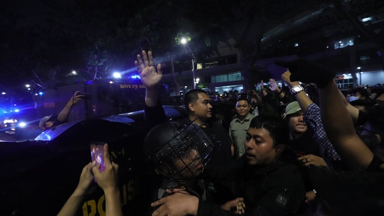 Rusuh di Senayan, Menpora Dito sempat Turun ke Jalan Tenangkan Situasi