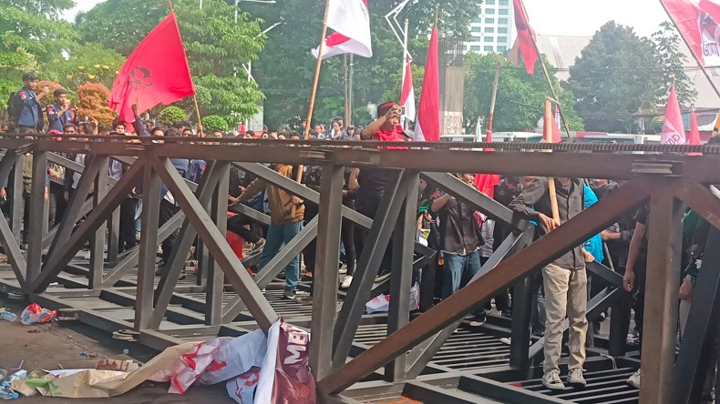 Pintu Gerbang DPR Dijebol Mahasiswa, Polisi Bertameng hingga Rantis Bersiaga