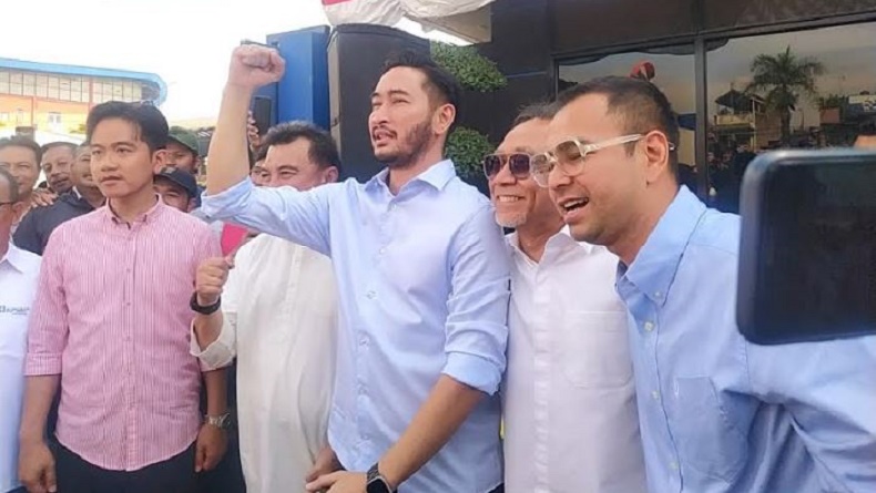 Gibran Blusukan Bagi-Bagi Susu di Lembang, Ditemani Zulhas hingga Raffi Ahmad