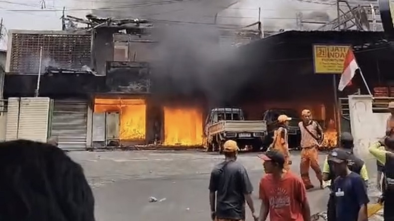 Kebakaran Melanda Gudang Mebel di Jaksel, 15 Mobil Damkar Dikerahkan