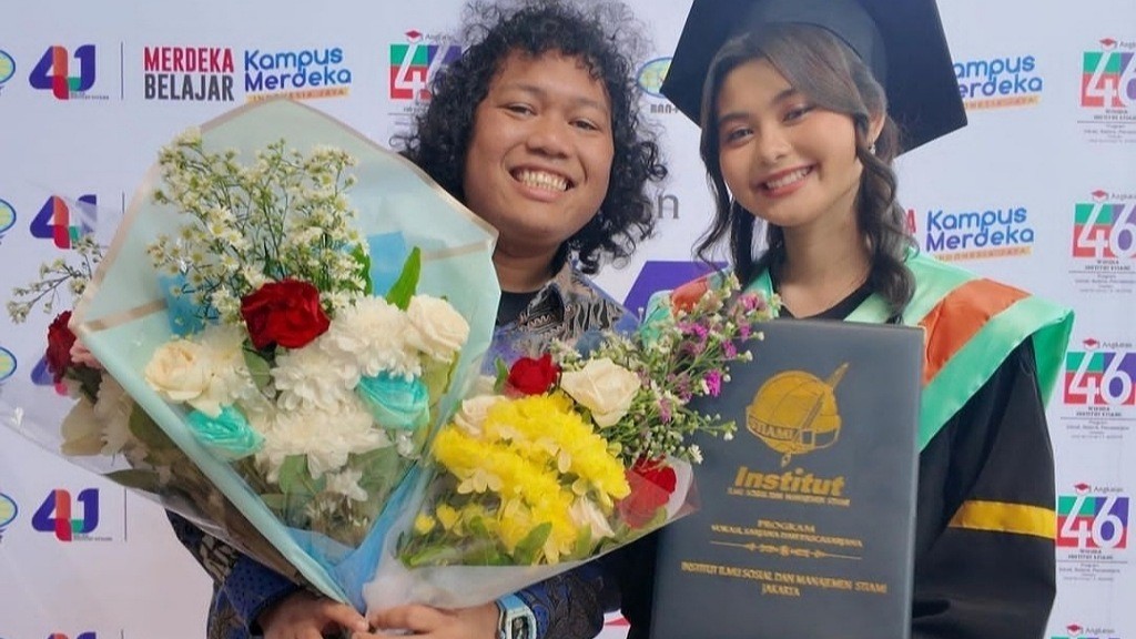 Marshel Widianto Rayakan Wisuda Istri di Tengah Aksi Demo RUU Pilkada, Netizen: Gak Malu Sama Komika Lain?