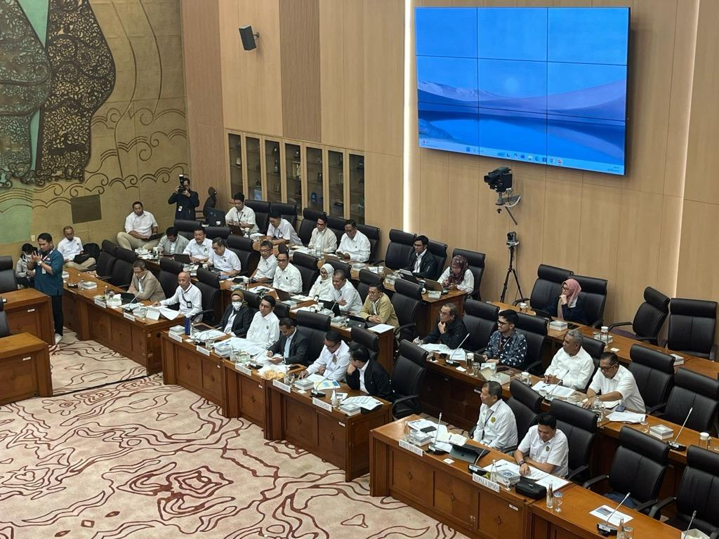 Gugupnya Bahlil Rapat Perdana Bareng DPR sebagai Menteri ESDM