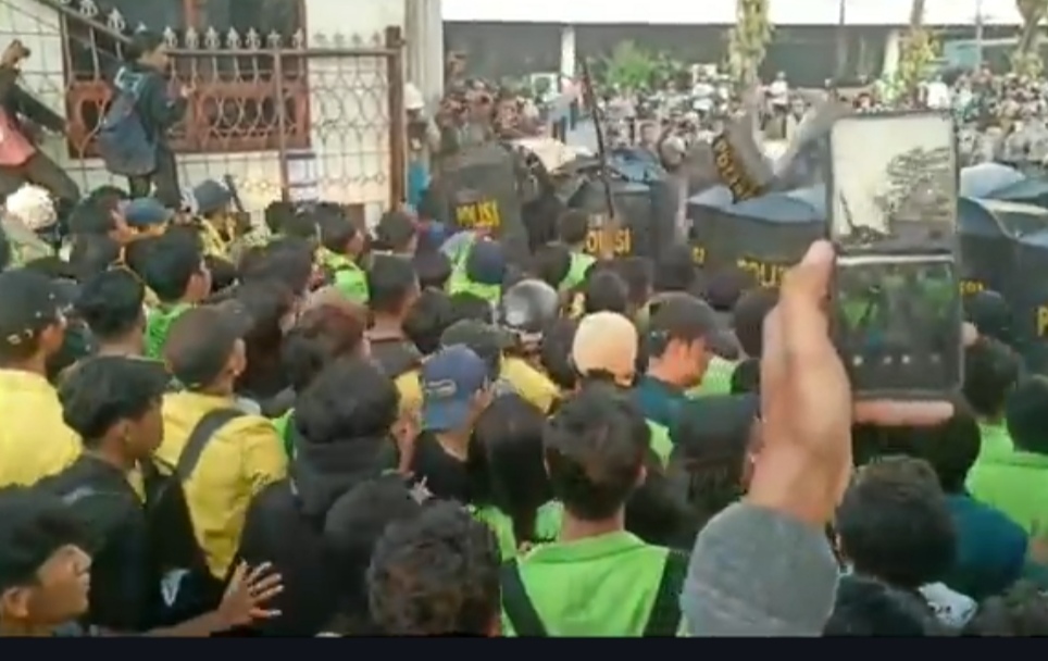 Demo Mahasiswa di Semarang Rusuh, Sejumlah Polisi Luka Gerbang Balai Kota Roboh