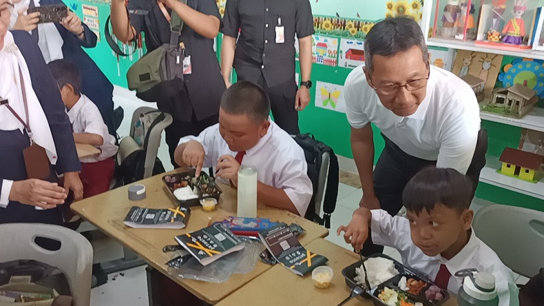 Heru Budi Tinjau Makan Bergizi Gratis di SDN 04 Cipayung Jaktim