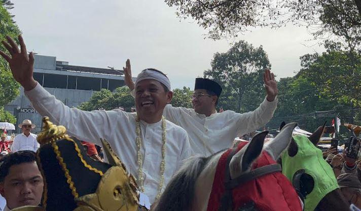 Diarak Ribuan Warga, Dedi Mulyadi-Erwan Naik Kuda Daftar Pilgub Jabar ke KPU