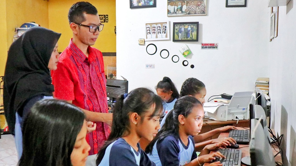 Rayakan Kemerdekaan RI, MNC Sekuritas dan MNC Peduli Donasikan Komputer untuk TBM Lentera Pustaka Bogor