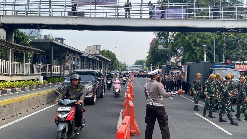 Ribuan Personel Gabungan Amankan KPU jelang Pendaftaran Cagub-Cawagub Jakarta