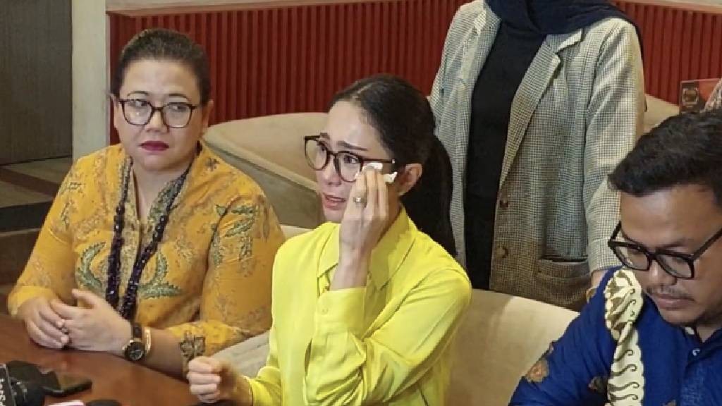 Tangis Bunga Zainal Ceritakan Kondisi Mental yang Tak Baik-Baik Saja usai Duit Rp15 Miliar Raib