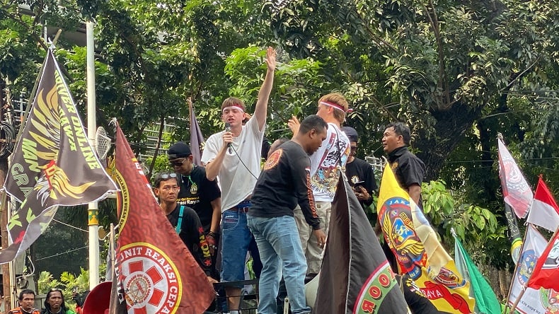 Momen Bule Ikut Orasi Demo Ojol di Patung Kuda: Ojol Sukses!