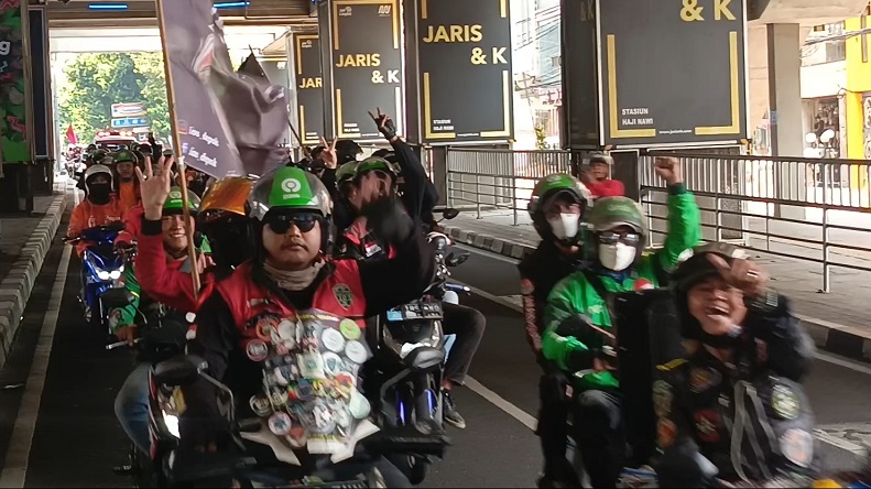 Demo, Ratusan Driver Ojol Konvoi Menuju Lapangan Banteng