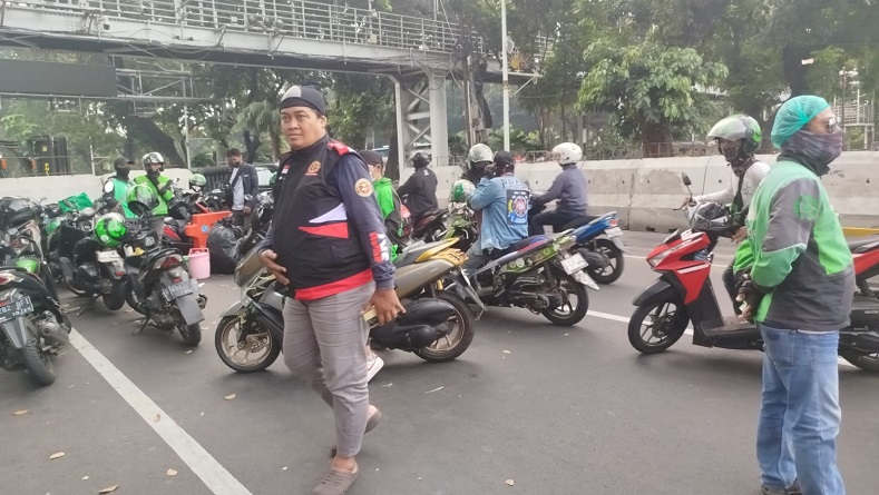 Massa Demo Ojol Mulai Berkumpul, Jalan Medan Merdeka Barat Ditutup