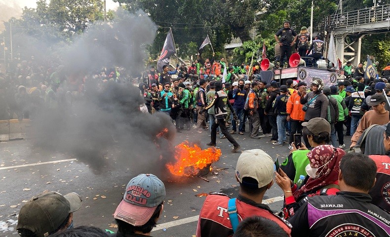 Protes Tarif Layanan, Massa Ojek Online Bakar Ban di Patung Kuda