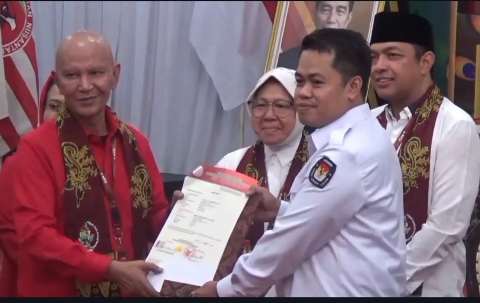 Dikawal Ribuan Pendukung, Risma-Gus Han Daftar Pilgub Jatim ke KPU
