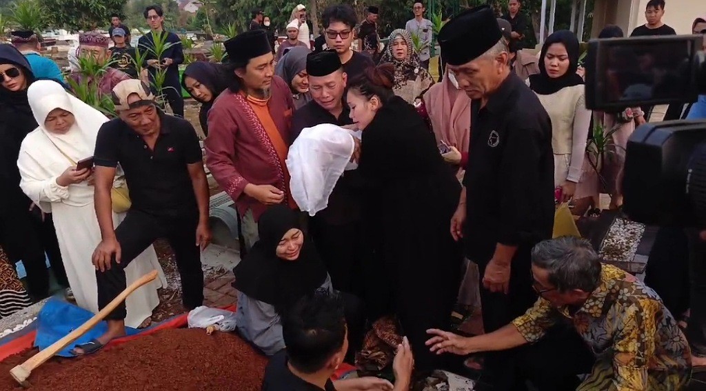 Tangis Ayu Ting Ting Pecah saat Antar Jenazah Keponakan ke Pemakaman 