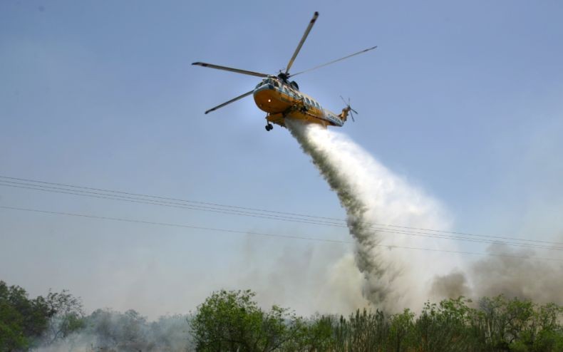 Helikopter Pemadam Kebakaran Jatuh di Sungai, 4 Orang Tewas