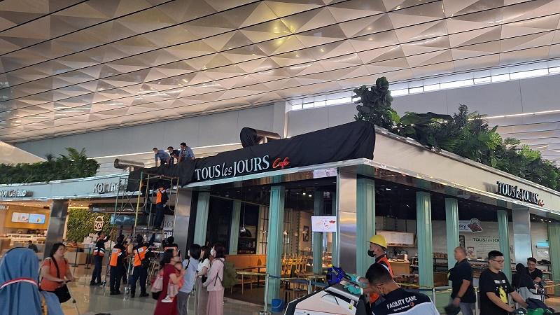  ARFF Padamkan Titik Api Salah Satu Bagian Atap Tenant F&B di Terminal 3