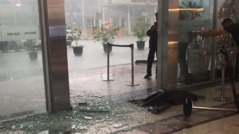 Hujan Deras dan Angin Kencang di Bogor, Pintu Kaca Mal Botani Square Pecah