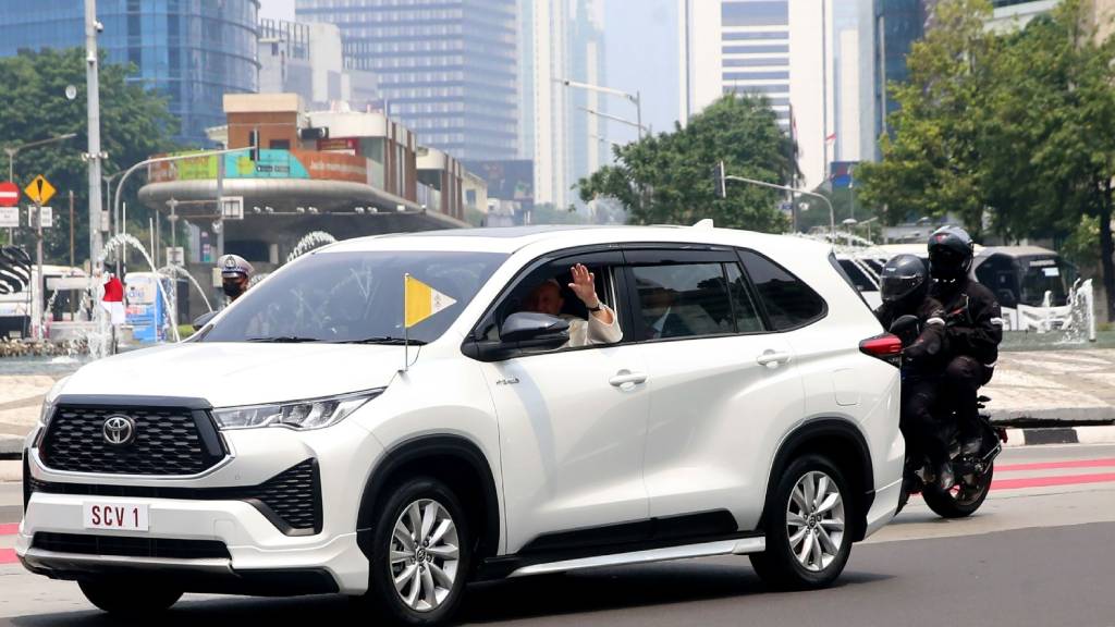 Harga dan Spesifikasi Innova Zenix yang Dipakai Paus Fransiskus