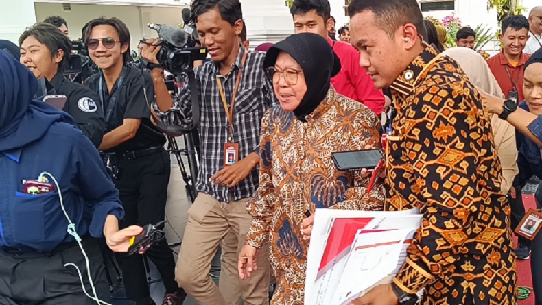 Risma Masih Ikut Rapat di Istana, Jadi Mundur dari Mensos?