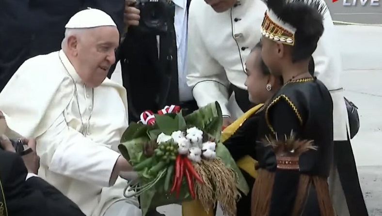 Momen Paus Fransiskus Tiba di Indonesia, Disambut 2 Anak Berpakaian Adat