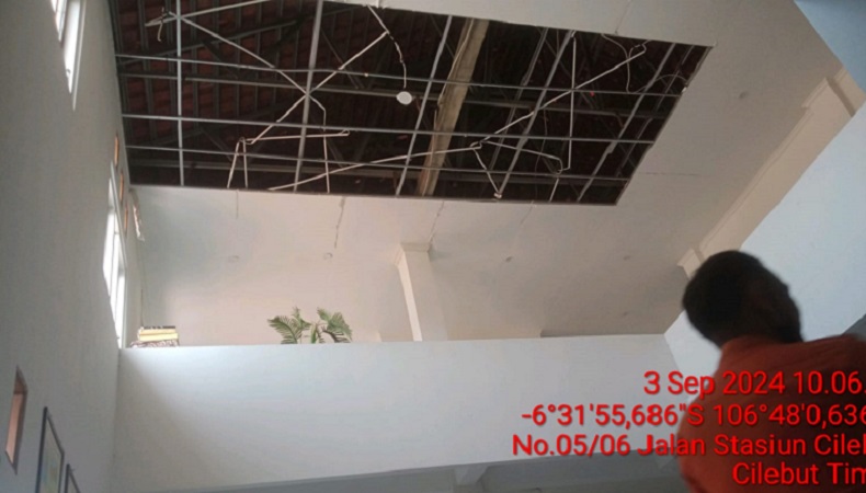 Hujan Deras dan Angin Kencang Terjang Cilebut Bogor, Atap Plafon Puskesmas Jebol