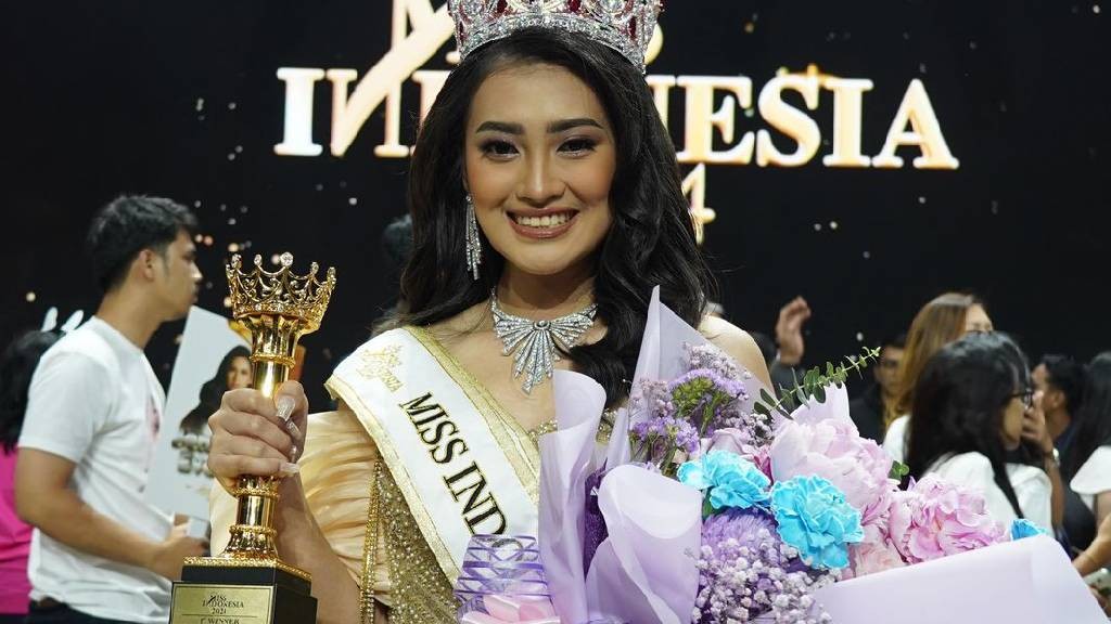 Stunning! Miss Indonesia 2024 Monica Sembiring Tampil Glamour di Pemotretan Profiling Miss World Ke-72