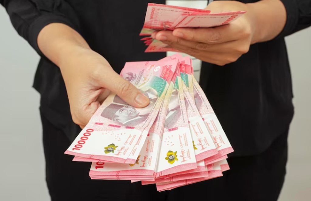 Viral Asisten Staf Khusus Presiden Ternyata Punya Pembantu Asisten, Gajinya Tembus Rp19,5 Juta!