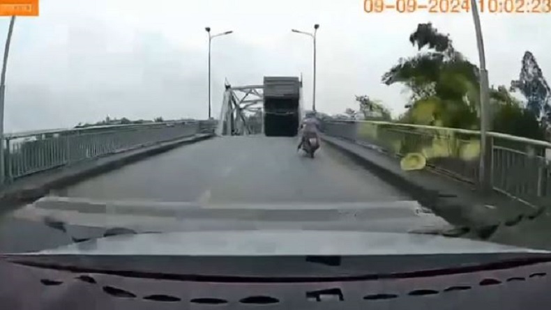 Detik-Detik Mengerikan Jembatan Ambruk di Vietnam, Truk Kontainer dan Banyak Kendaraan Jatuh ke Sungai Merah