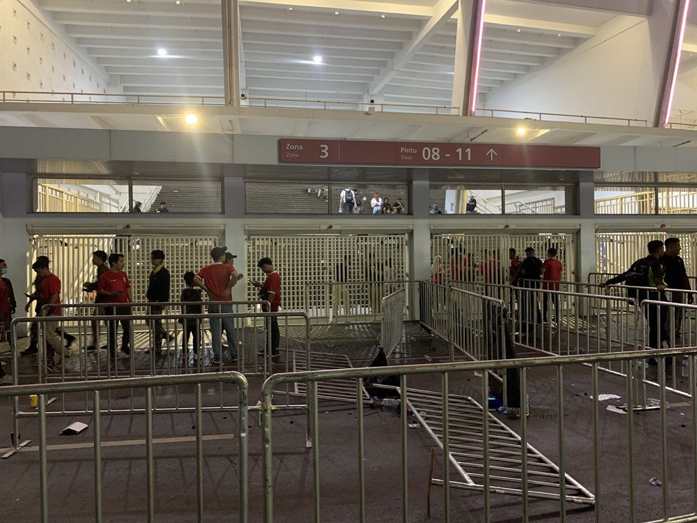 Kacau! Suporter Timnas Indonesia Tanpa Tiket Bobol Pagar SUGBK