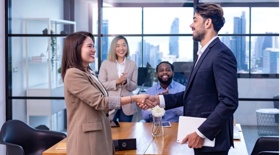 Cara Efektif Merancang Program Insentif di Acara Kantor