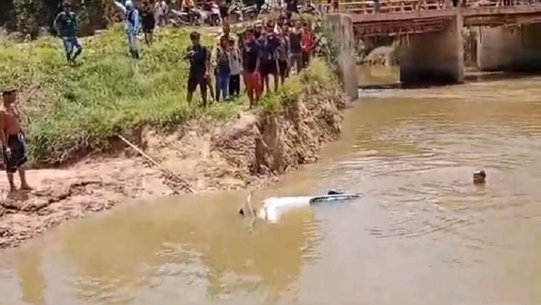 Ngebut hingga Hilang Kendali, Mobil Terjun ke Sungai Mapam