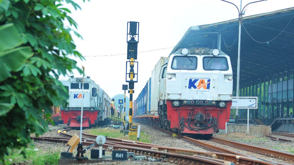 Kenapa Bagian Bawah Kereta Api Berwarna Merah? Simak Jawaban KAI