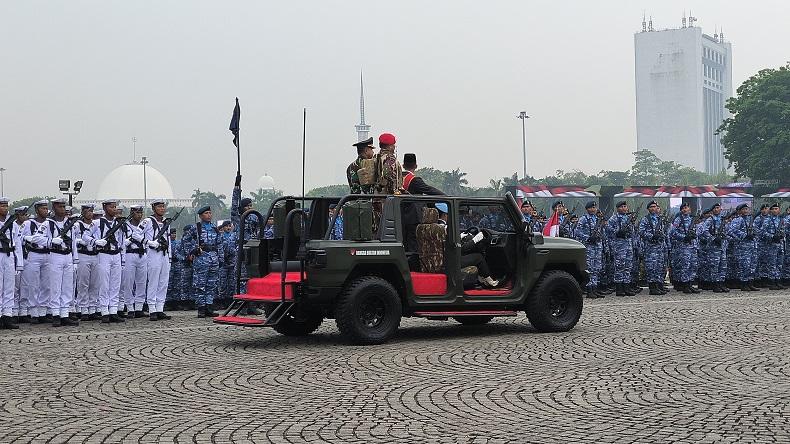 Suasana Gladi Bersih HUT ke-79 TNI di Monas, Pasukan Berbaris Pesawat Beratraksi