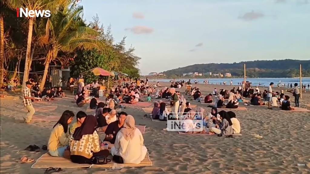 Viral Warkop Sunset di Pantai Barat Pangandaran, Nongkrong Ditemani Matahari Terbenam