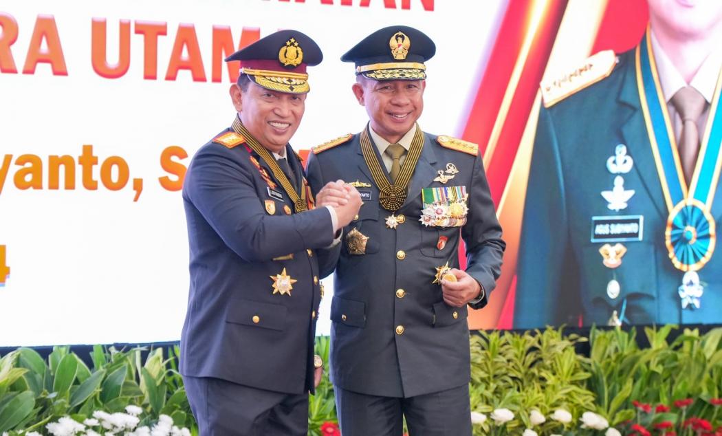 Kapolri Sematkan Bintang Bhayangkara Utama ke Panglima, Komitmen Sinergitas TNI-Polri