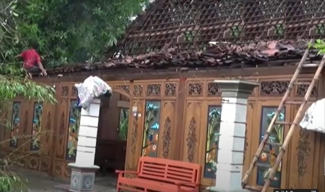 Angin Puting Beliung Rusak Ratusan Rumah di Grobogan, Warga Panik