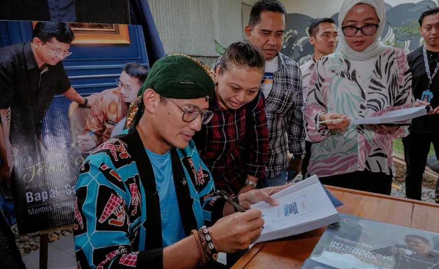 Sandiaga Uno Kenalkan Potensi Desa Wisata lewat Buku Introducing Indonesia to The World