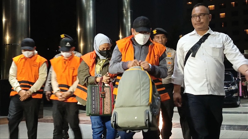 6 Orang yang Terjerat OTT di Kalsel Tiba di Gedung KPK, Pakai Rompi Tahanan