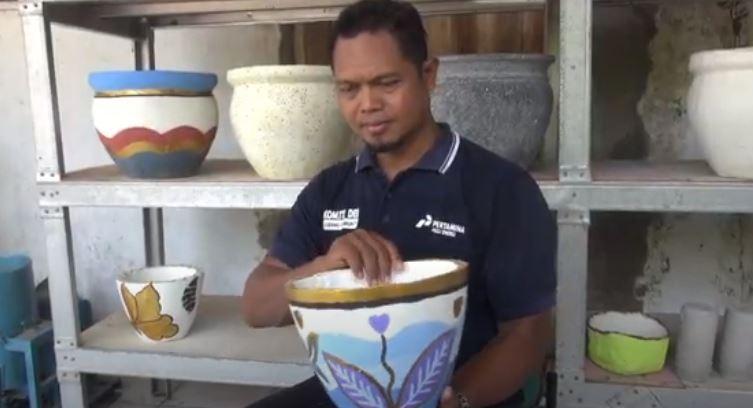 Kisah Mantan PMI di Subang Raup Cuan dari Pot Bunga Pampers Bekas