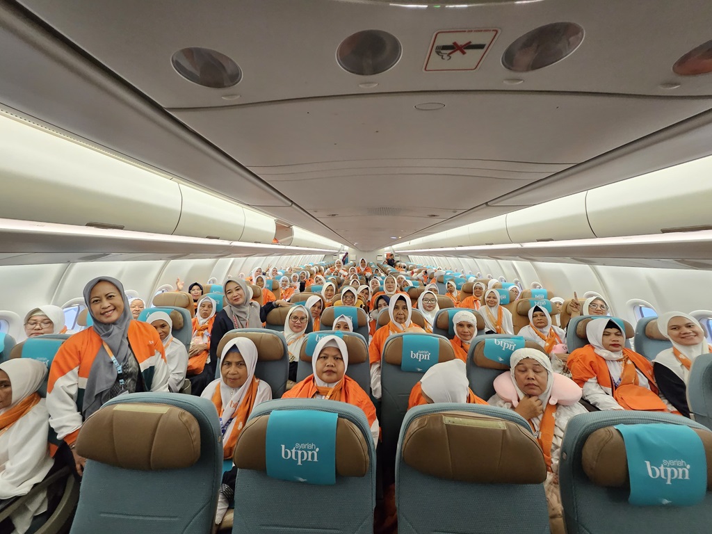 BTPN Syariah Berangkatkan 228 Nasabah lewat Program Umrah Satu Pesawat