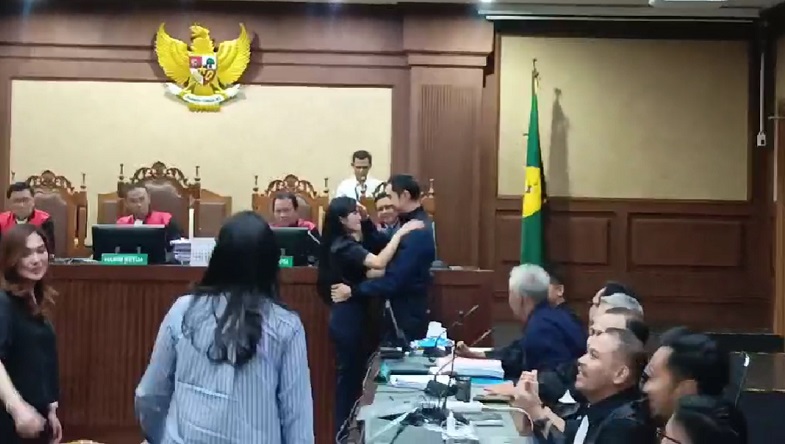 Momen Hangat Sandra Dewi dan Harvey Moeis Berpelukan usai Sidang Kasus Korupsi Timah
