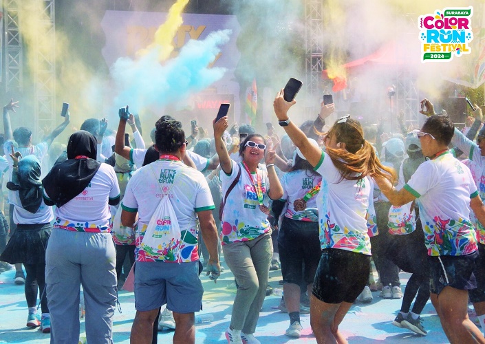 Sebarkan Keceriaan, Surabaya Color Run Festival 2024 Bertabur Warna